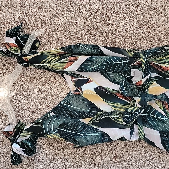 Jumpsuit has Pockets! - Picture 7 of 8